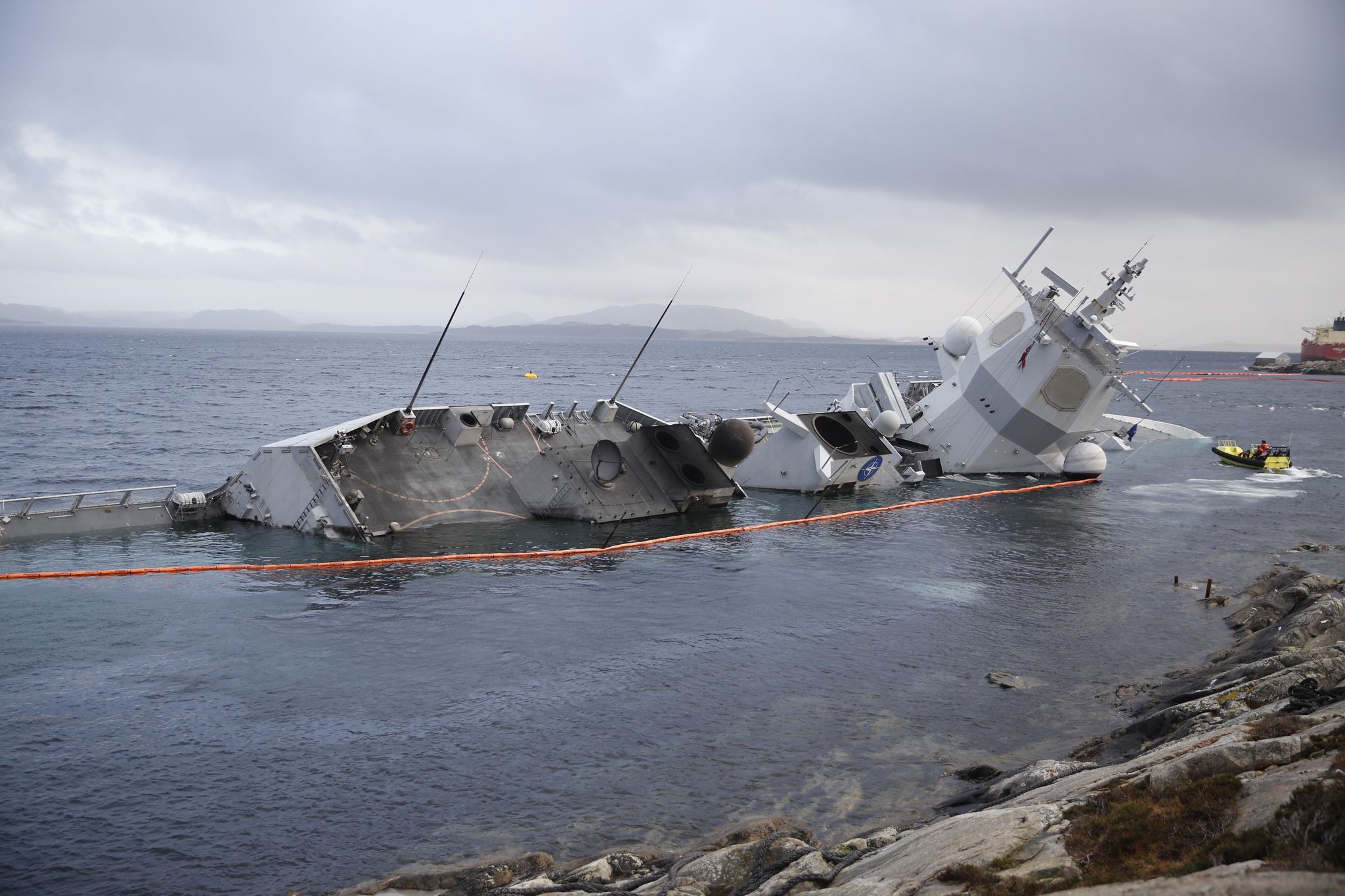 Сколько кораблей потопили украинцы за время. Фрегат ВМС Норвегии f 313 Helge Ingstad. Затонувший Фрегат Хельге Ингстад. Хельге Ингстад корабль. Хельге Ингстад Фрегат.
