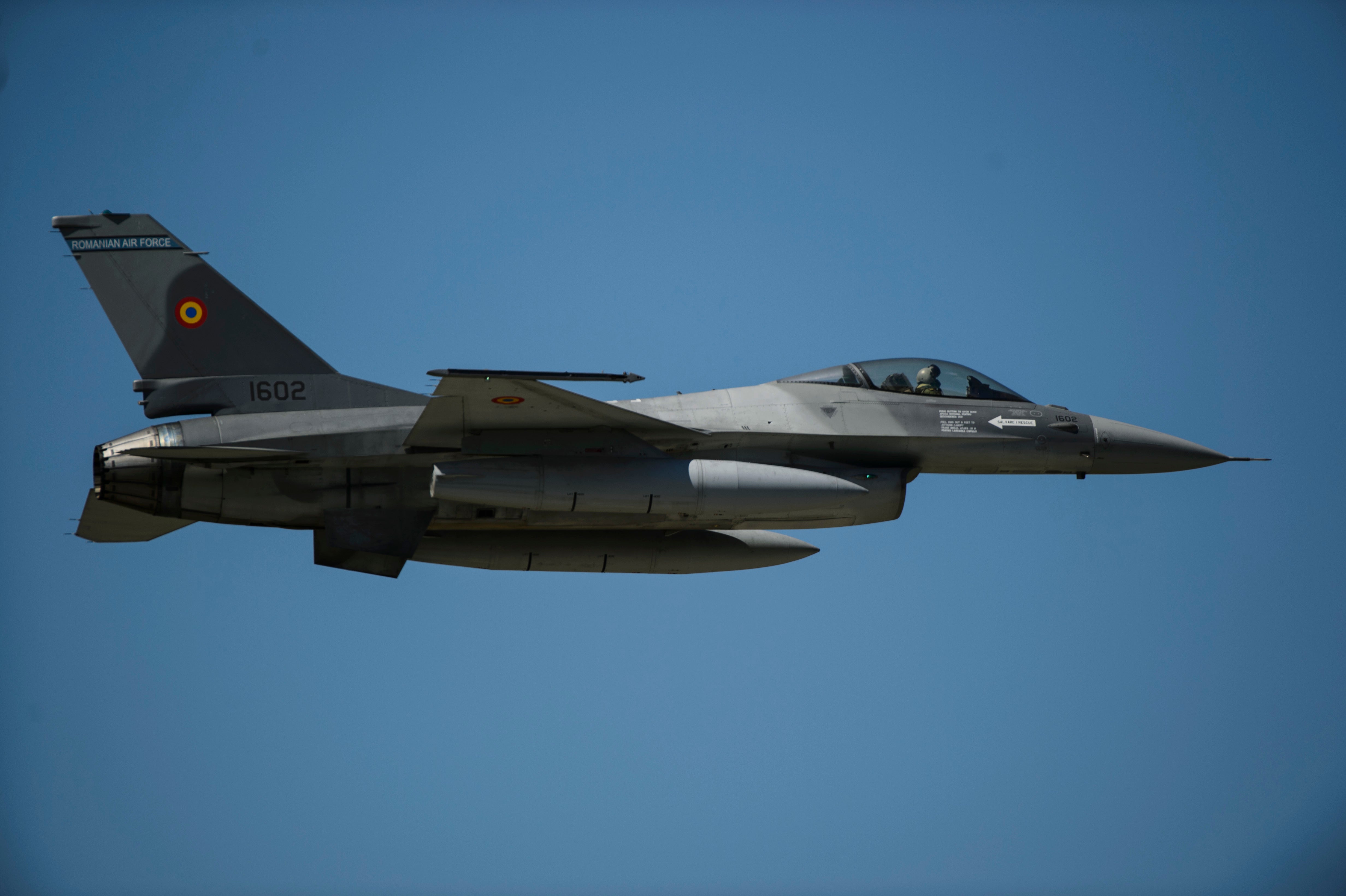 România va merge mai departe cu achiziționarea fostelor avioane F-16 norvegiene