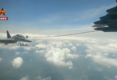 A YU-20 Refuels a J-16 multirole fighter