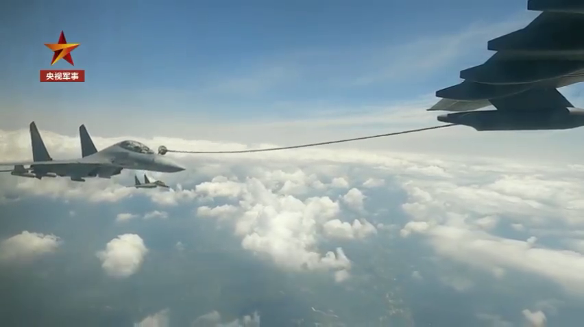 A YU-20 Refuels a J-16 multirole fighter