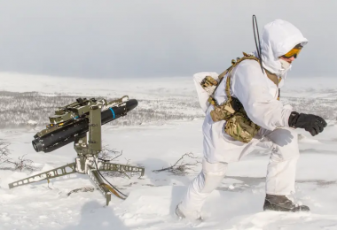 A member of the Kystjegerkommandoen with a tripod-mounted Hellfire missile (Jonny Karlsen / Forsvaret)