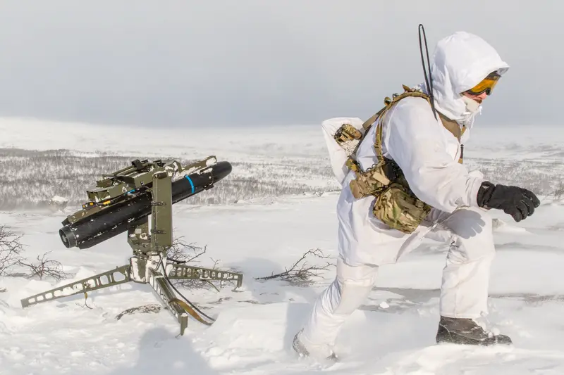 A member of the Kystjegerkommandoen with a tripod-mounted Hellfire missile (Jonny Karlsen / Forsvaret)