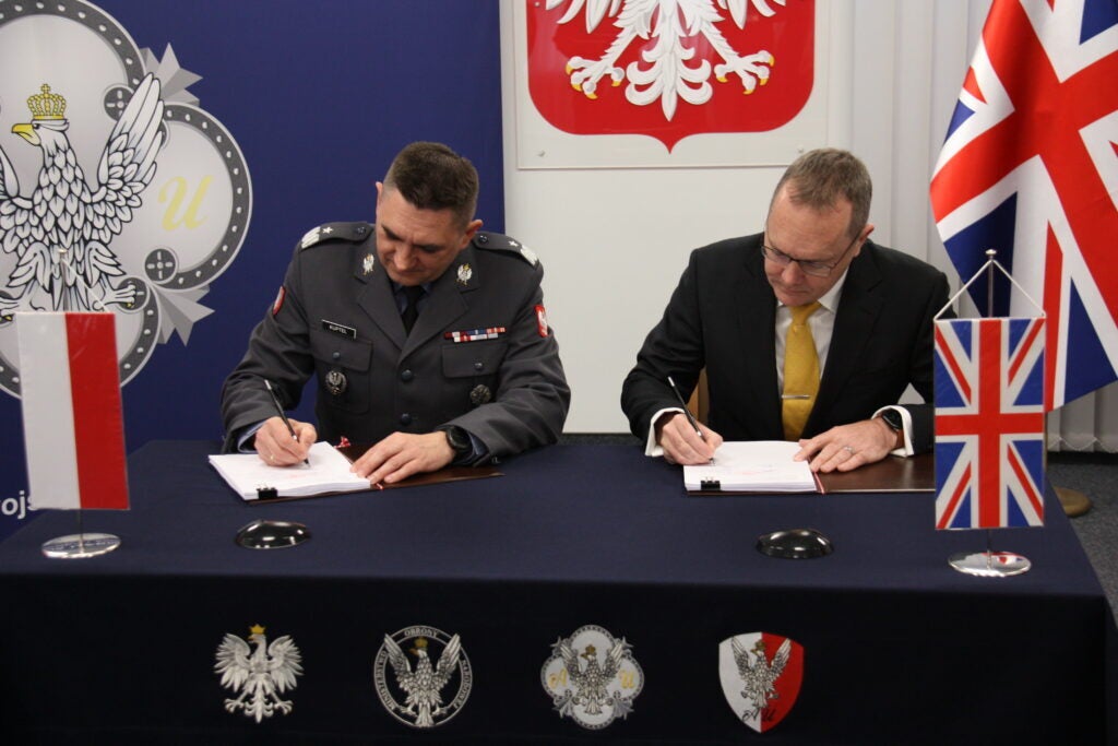 Brigadier General Artur Kuptel, Head of the Polish Armaments Agency (L) and MBDA UK Managing Director Chris Allam (R) ©MBDA