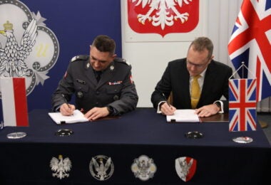 Brigadier General Artur Kuptel, Head of the Polish Armaments Agency (L) and MBDA UK Managing Director Chris Allam (R) ©MBDA