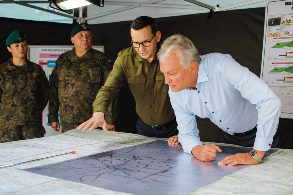 Polish Prime Minister Mateusz Morawiecki and Lithuanian President Gitanas Nausėda study a map during a visit to a Polish Army base in Suwalki (Office of the Prime Minister of Poland)