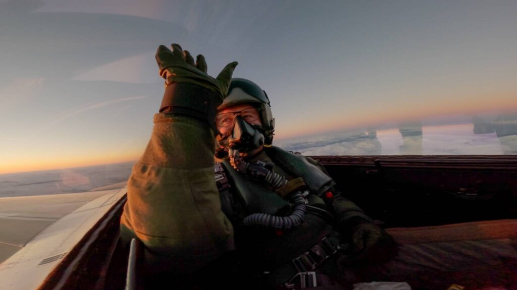 Norwegian defense minister Bjørn Arild Gram in the back seat of a Norwegian F-16 during a test flight before its delivery to Denmark (Norwegian Armed Forces)