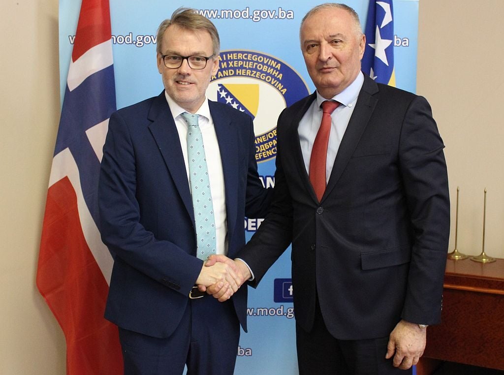 Norwegian Ambassador to Bosnia and Herzegovina Olav Reinertsen with Bosnian Defense Minister Zukan Helez during a meeting on 12 January 2024 (Bosnia and Herzegovina Ministry of Defense)