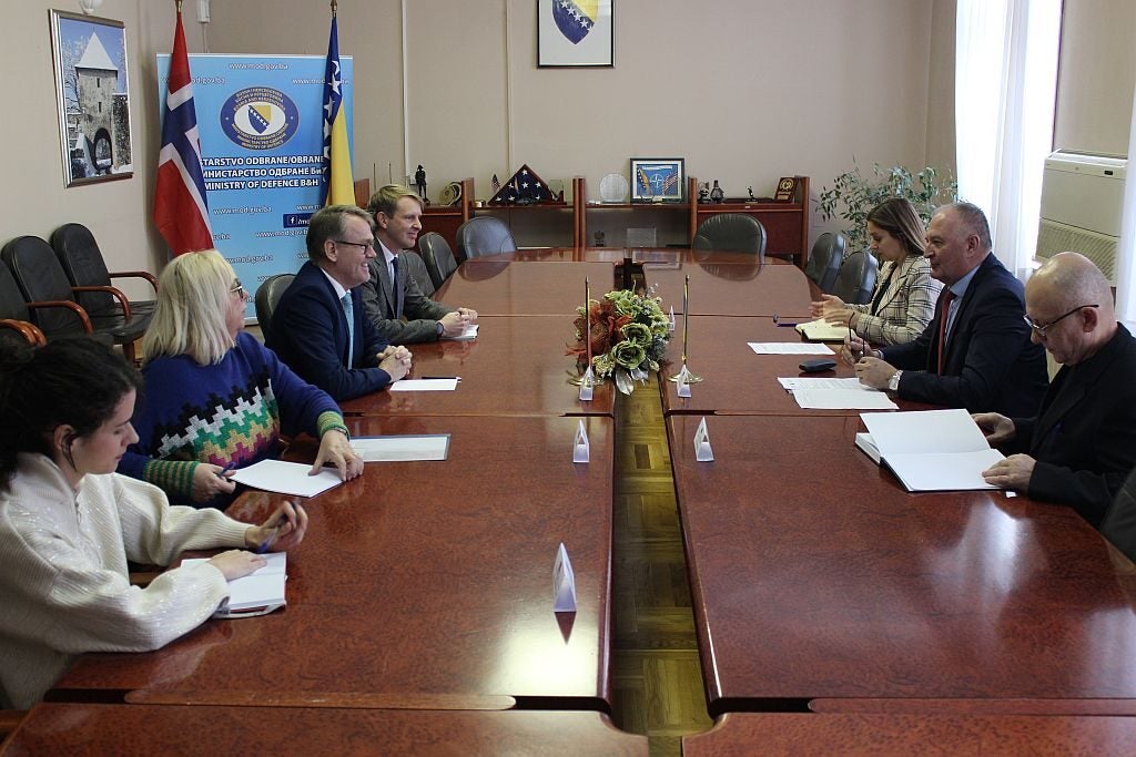 A meeting between Norwegian Ambassador to Bosnia and Herzegovina Olav Reinertsen and Bosnian Defense Minister Zukan Helez on 12 January 2024 (Bosnia and Herzegovina Ministry of Defense)