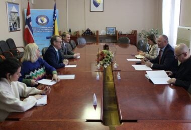 A meeting between Norwegian Ambassador to Bosnia and Herzegovina Olav Reinertsen and Bosnian Defense Minister Zukan Helez on 12 January 2024 (Bosnia and Herzegovina Ministry of Defense)