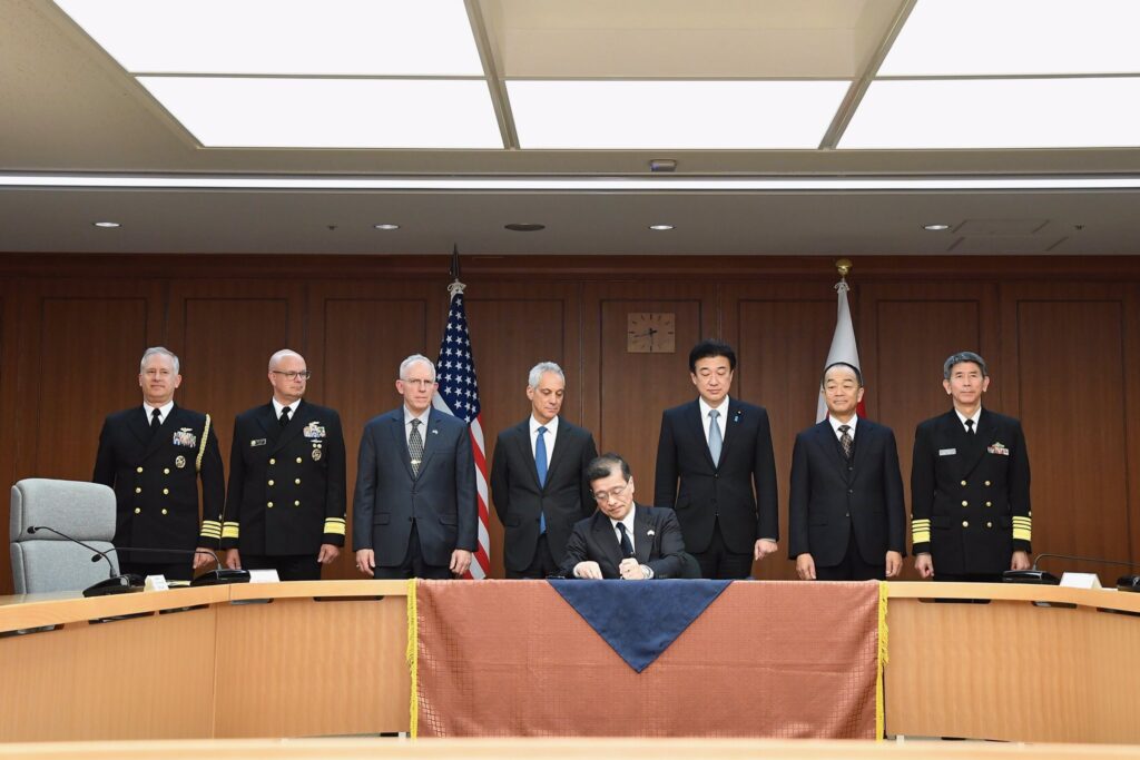 The signing of the letter of offer and acceptance for the Tomahawk missile purchase on January 18 (Japanese Defense Ministry)