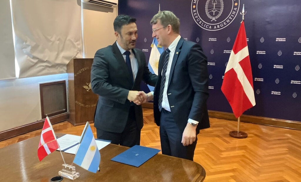 Argentinian defense minister Luis Alfonso Petri and his Danish counterpart Troels Lund Poulsen meet in Buenos Aires on March 26 (Danish Ministry of Defence)