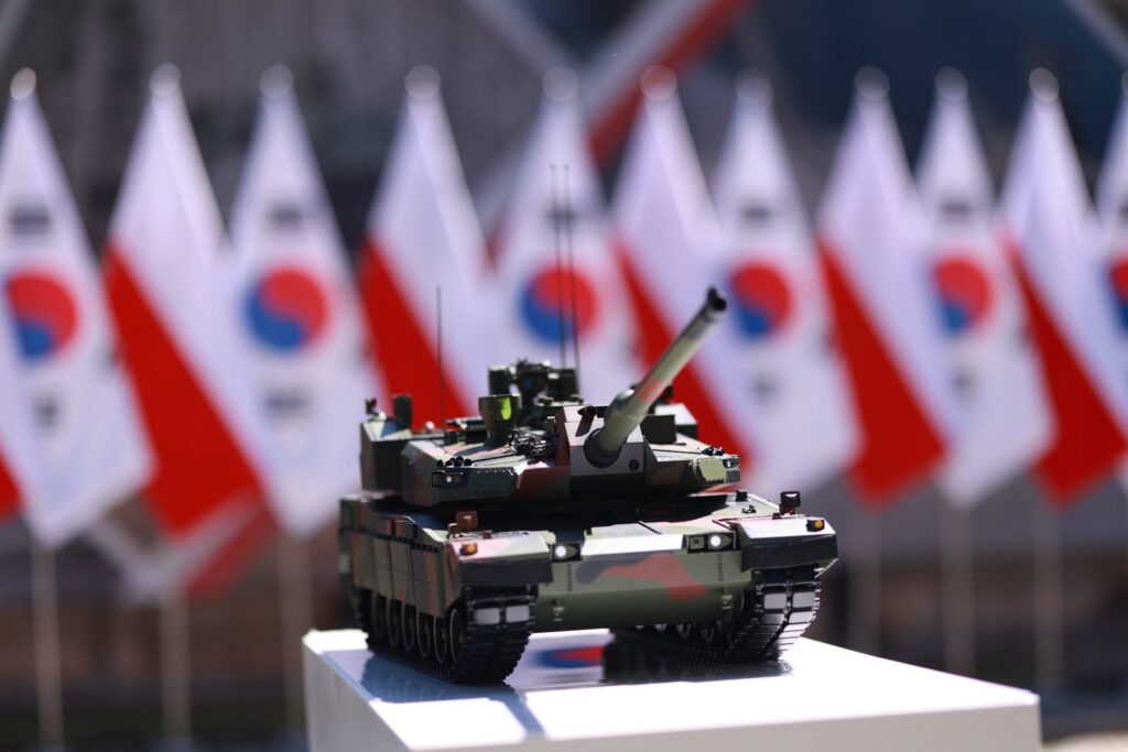 A scale model of a K2PL tank at the July 2 press conference (Polish Ministry of National Defence)