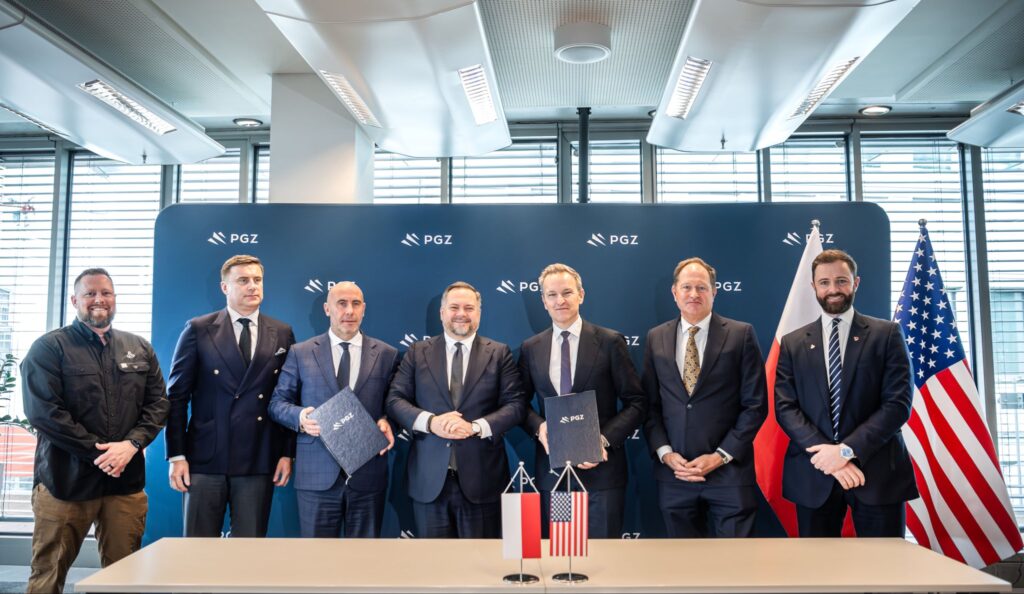 Representatives of PGZ and Anduril in a group photo after the memorandum of understanding was signed (Polska Grupa Zbrojeniowa)